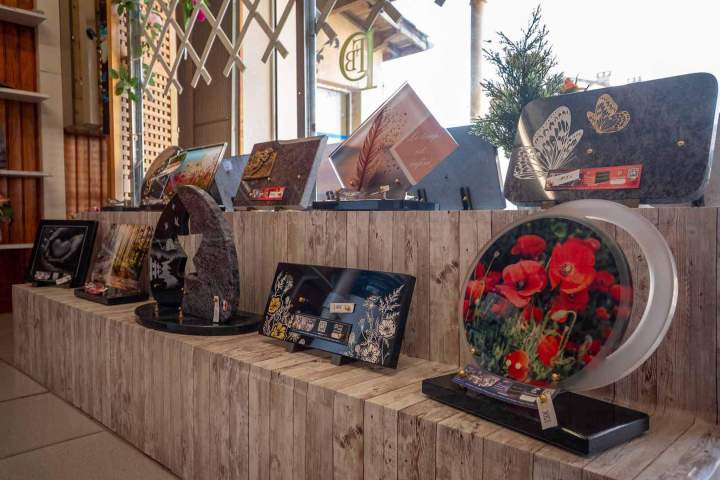 Un large choix de plaques funéraires pour un hommage personnalisé