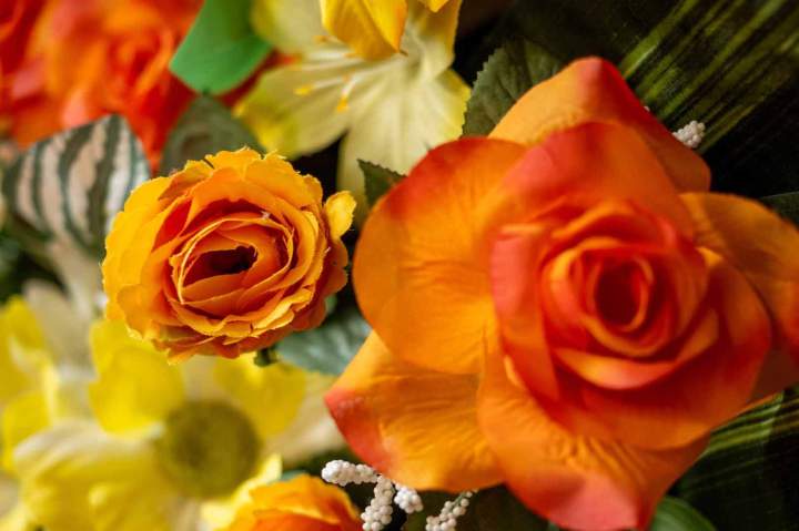 Compositions florales artificielles pour honorer la mémoire du défunt